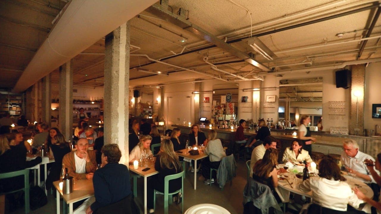 Café Restaurant Metro, the room